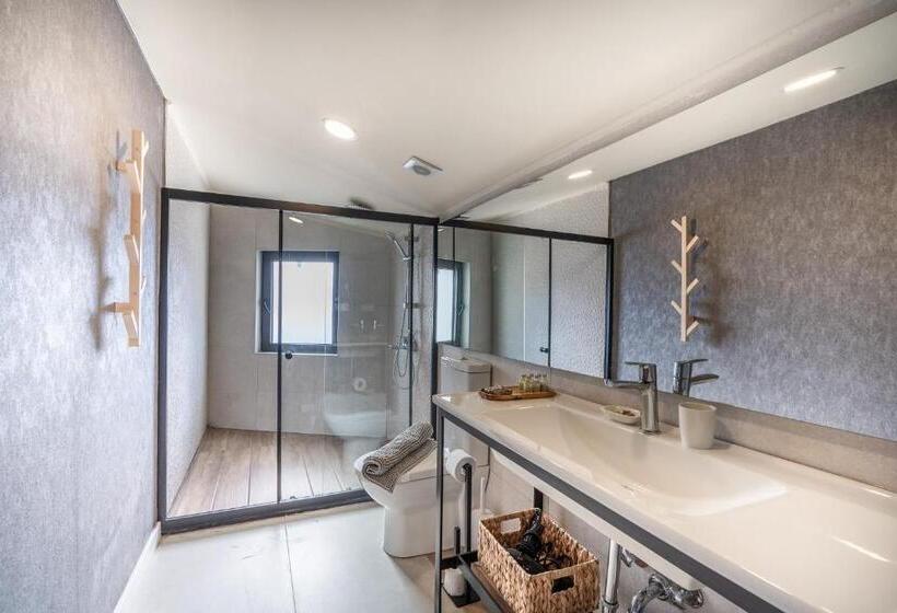 سوئیت 2 خوابه, Payava Hotel By True Blue