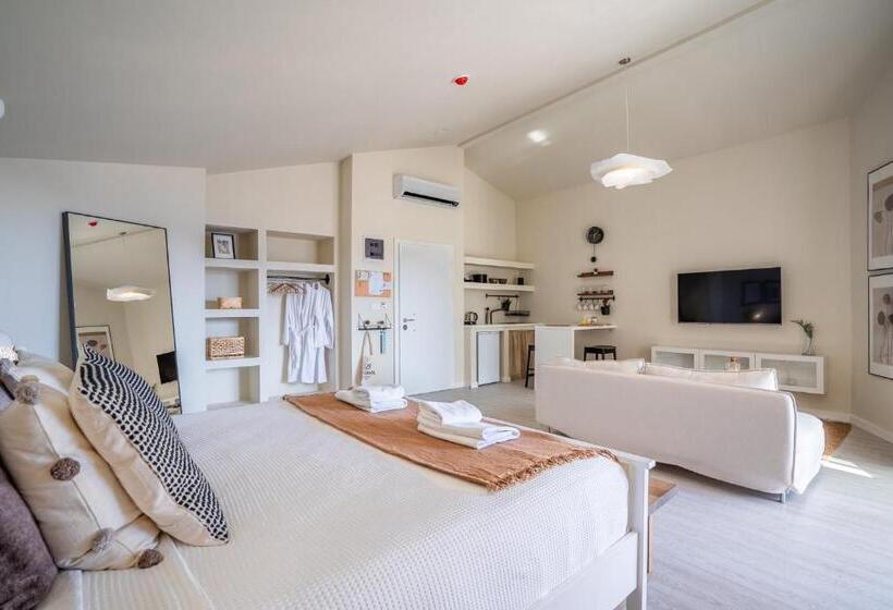 اتاق پریمیوم چهارنفره, Payava Hotel By True Blue