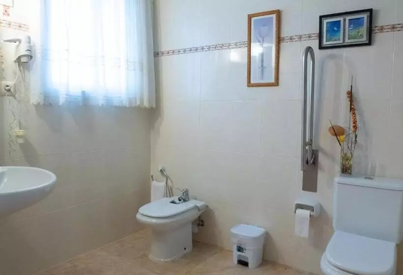 اتاق سوپریور سه تخته, Agusti Hostal