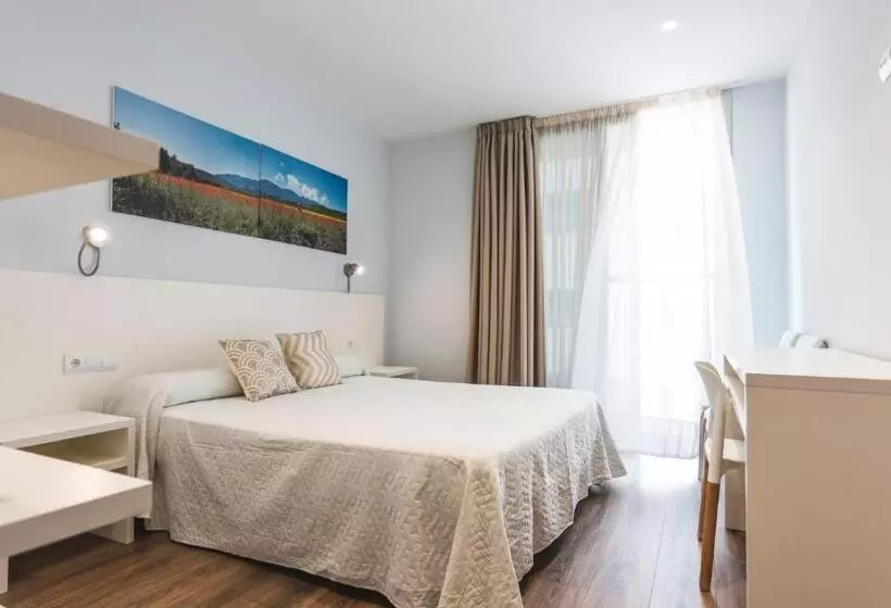 اتاق سوپریور سه تخته, Agusti Hostal
