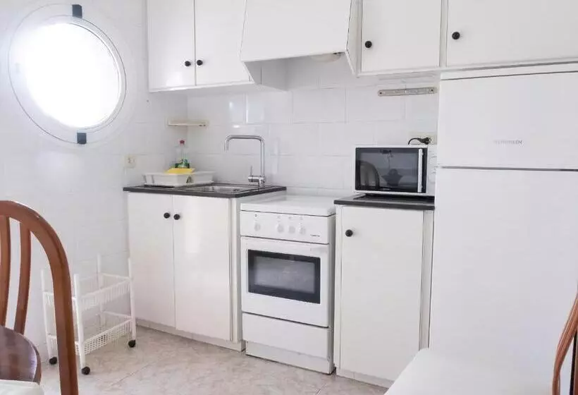 استودیوی سوپریور, Agusti Hostal