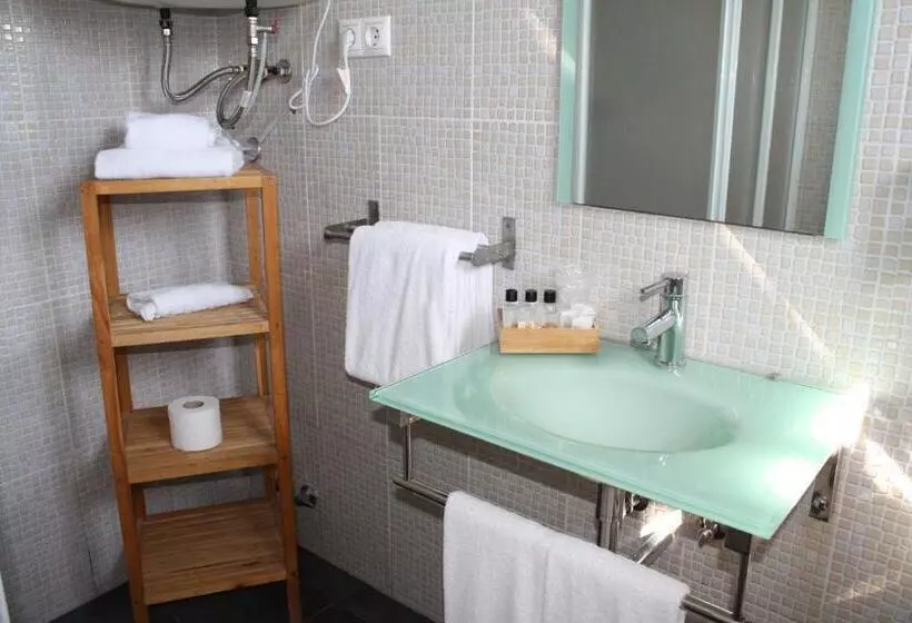 اتاق استاندارد سه نفره, Hostal Boutique Los Geranios Del Pinar