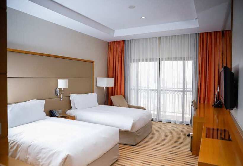 اتاق استاندارد با چشم‌انداز استخر, Crowne Plaza Sohar, An Ihg