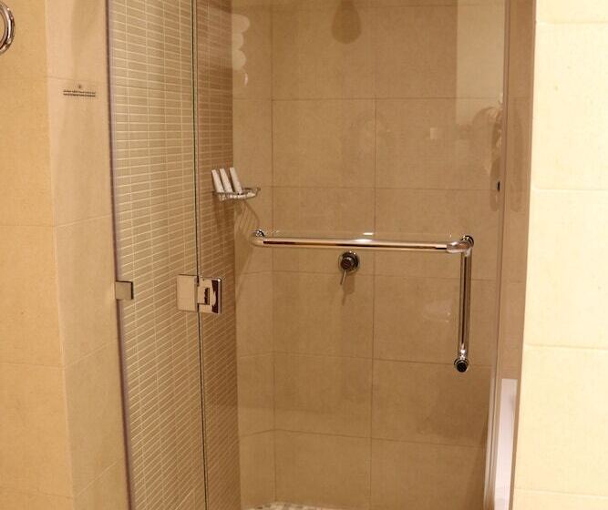 스탠다드 룸 더블 침대, Crowne Plaza Sohar, An Ihg