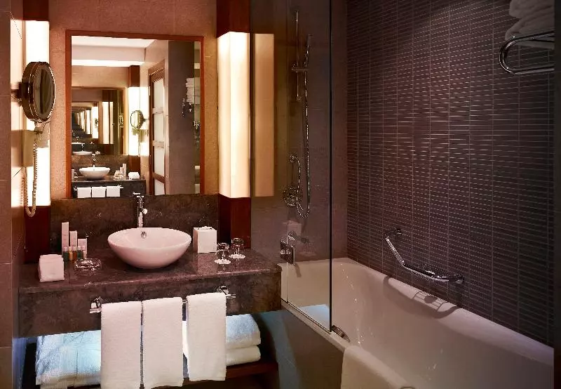 اتاق استاندارد با چشم‌انداز استخر, Crowne Plaza Sohar, An Ihg