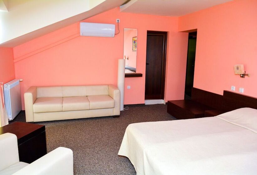 Camera Quadrupla Deluxe, Elitsa