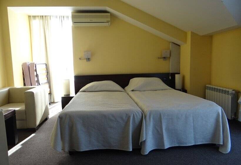 Camera Tripla Deluxe, Elitsa