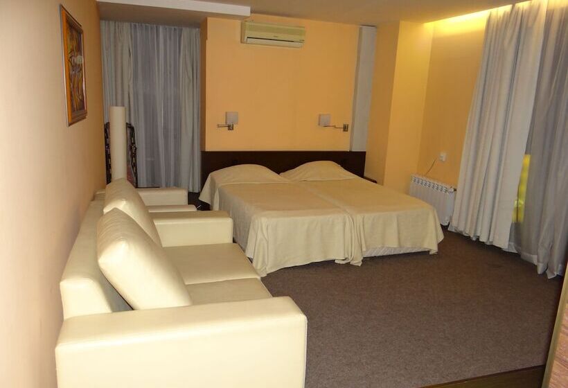 Camera Tripla Deluxe, Elitsa