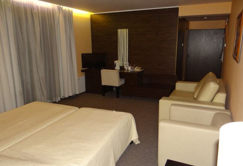 Camera Tripla Deluxe, Elitsa