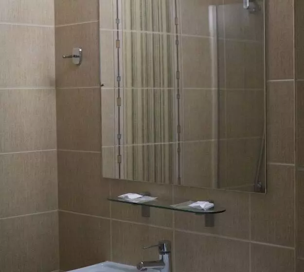 اتاق استاندارد سه نفره, Valeo