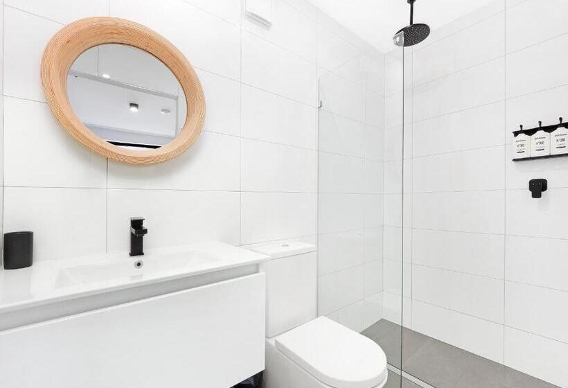 חדר בסיסי, The Beach Rooms