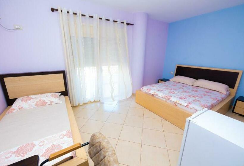 חדר סטנדרט לשלושה עם מרפסת, Donantelo Hotel Vlore