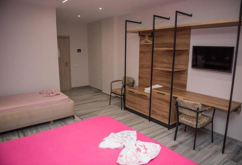 חדר סטנדרט לשלושה עם מרפסת, Donantelo Hotel Vlore