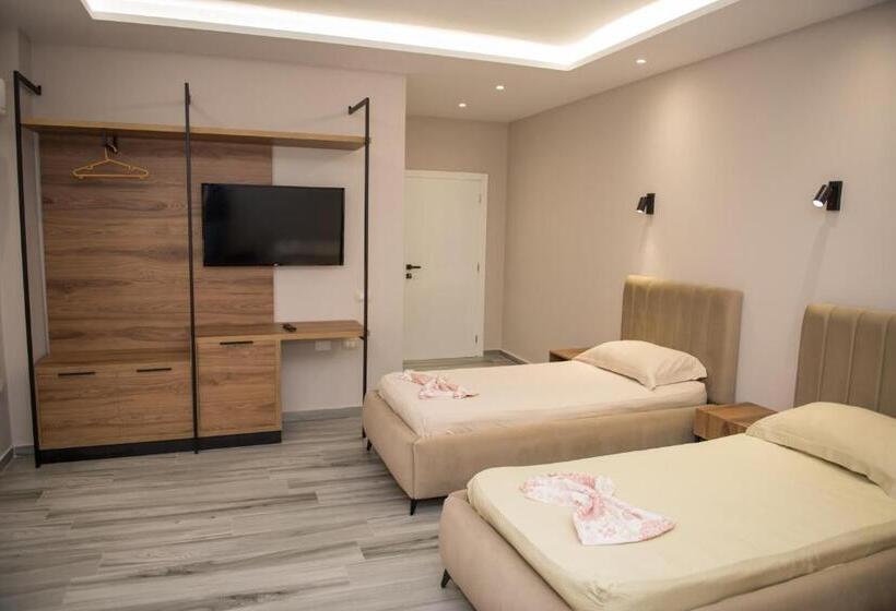 חדר לארבעה סטנדרטי עם מרפסת, Donantelo Hotel Vlore