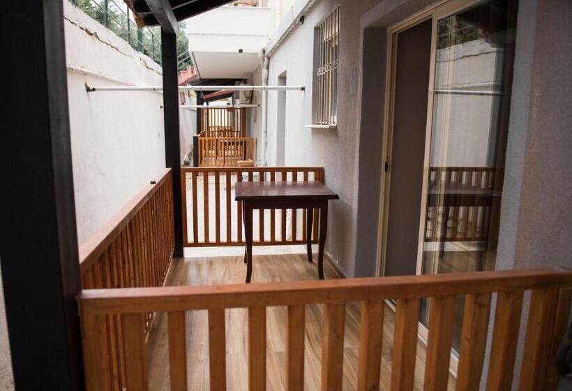 חדר לארבעה סטנדרטי עם מרפסת, Donantelo Hotel Vlore