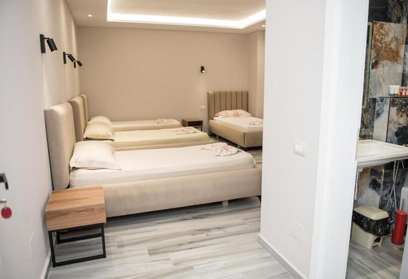 חדר לארבעה סטנדרטי עם מרפסת, Donantelo Hotel Vlore