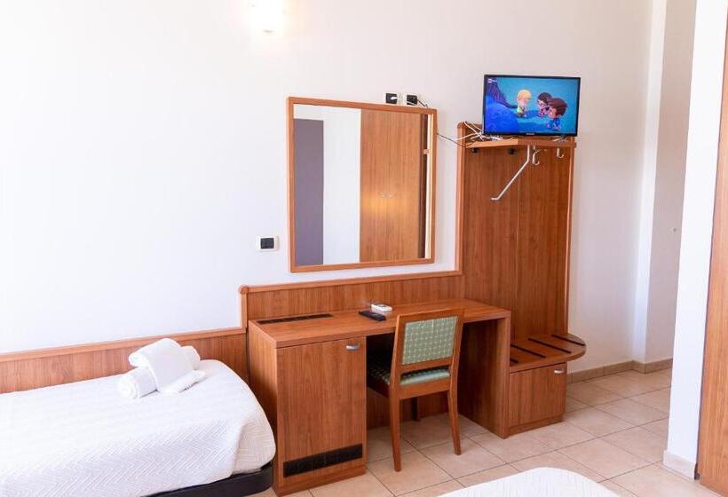 Четырехместный Номер Стандарт Вид на Море, Royal