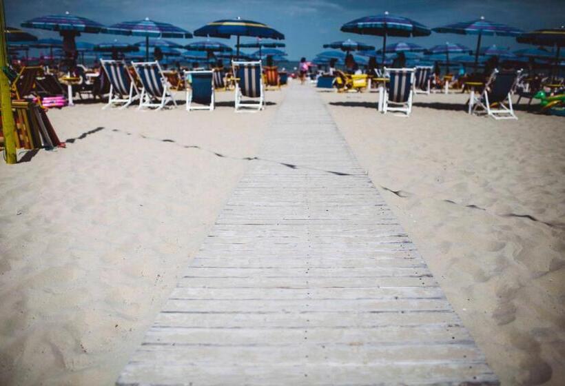 Номер Стандарт Вид на Море с Балконом, Royal