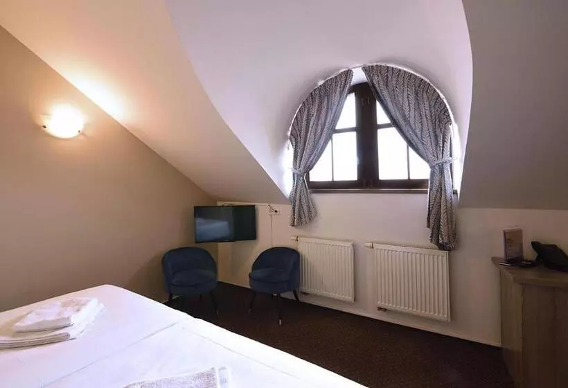 Deluxe Kolmen Hengen Huone, Alexander