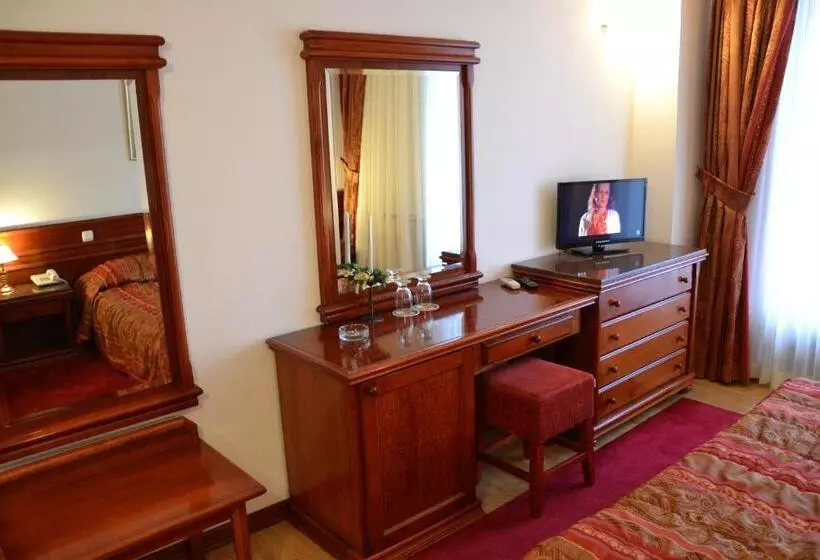 اتاق لوکس, Dva Bisera