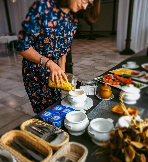 اتاق استاندارد سه نفره, Jaunmoku Palace Complex