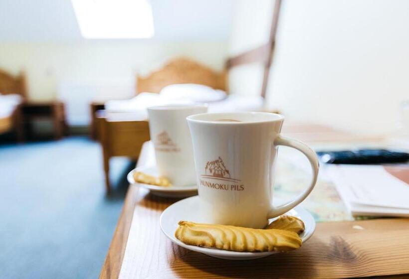 اتاق استاندارد سه نفره, Jaunmoku Palace Complex