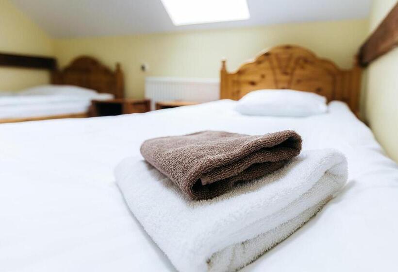 اتاق استاندارد سه نفره, Jaunmoku Palace Complex