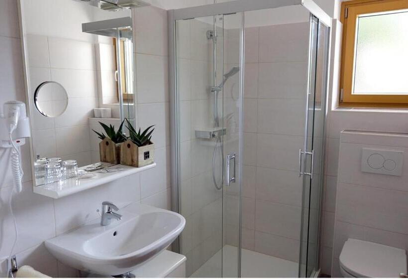 غرفة قياسية مزوَّدة بشُرفة, Pesentheinerhof