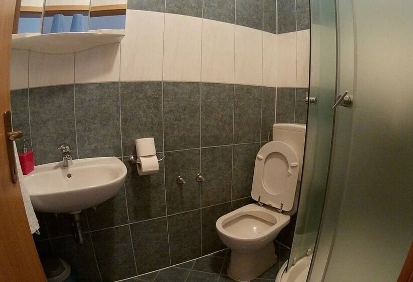 חדר סטנדרט לשלושה עם מרפסת, Plitvice Pension Perisic