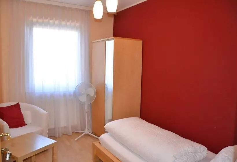 Standard Yhden Hengen Huone, Maria