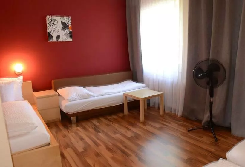 Standard Kolmen Hengen Huone, Maria