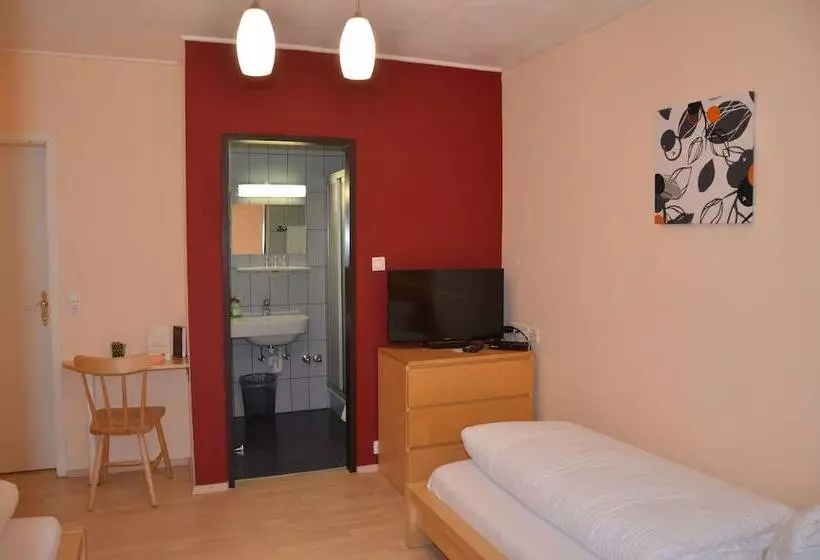 Standard Kolmen Hengen Huone, Maria