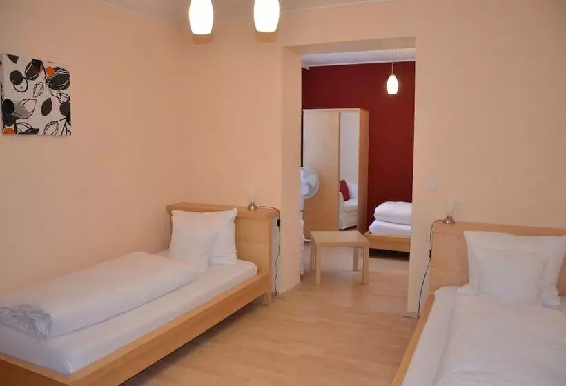 Standard Kolmen Hengen Huone, Maria