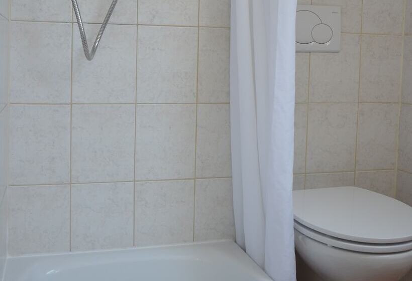 スタンダード4人部屋, Maria