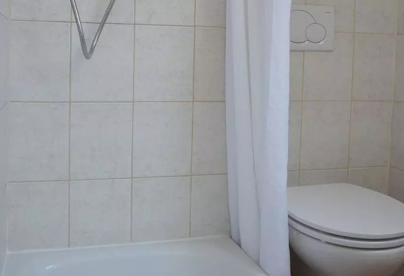 Standard Neljän Hengen Huone, Maria