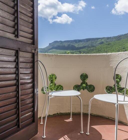 스탠다드 룸, Monumento Can Garay