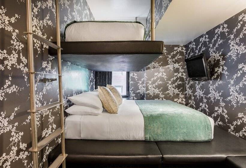 标准三人间, 45 Times Square