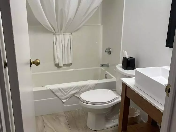 سوئیت با تخت بزرگ, Travelodge Suites By Wyndham Regina Eastgate Bay