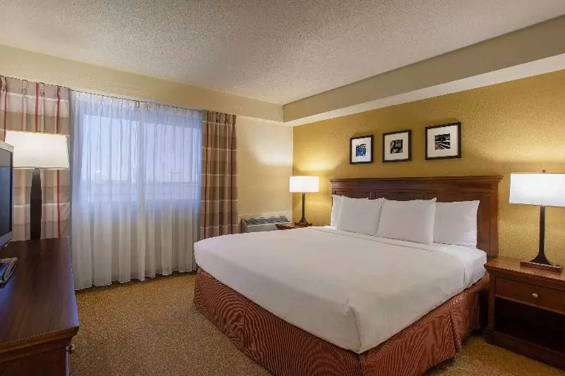 اتاق استاندارد با تخت بزرگ برای معلولان, Travelodge Suites By Wyndham Regina Eastgate Bay
