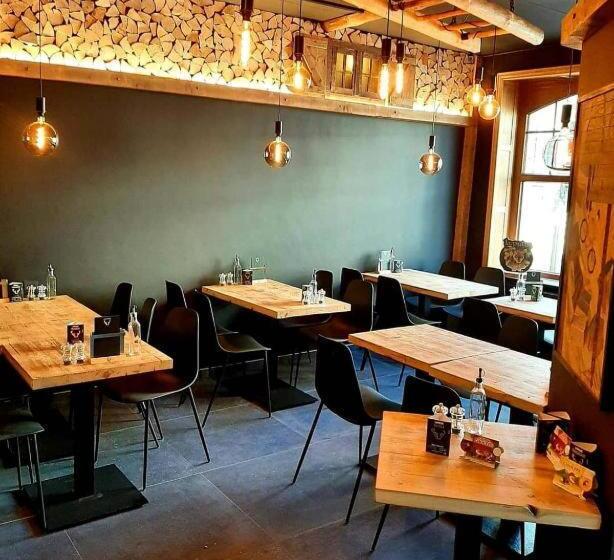 غرفة سوبيريور, Renée Cense