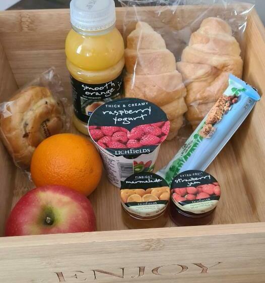 חדר דלוקס, Bold Arms