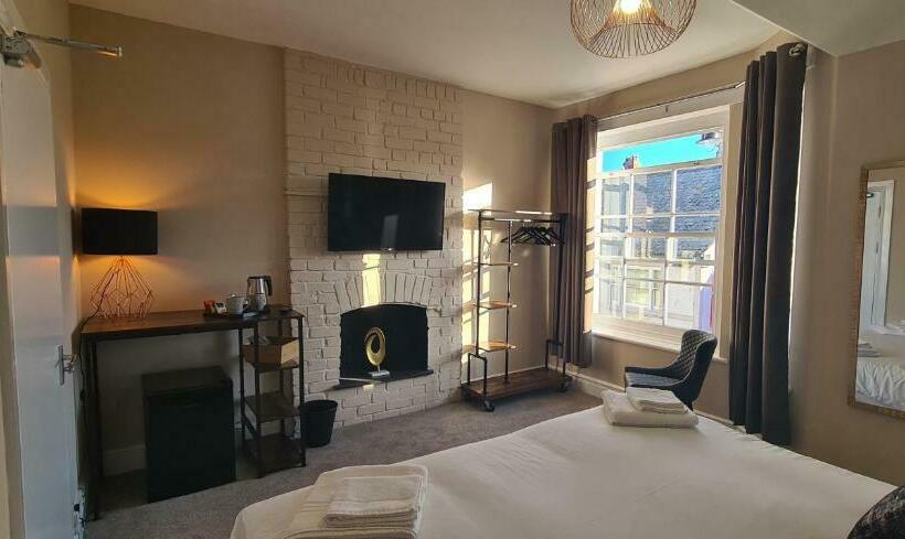 חדר דלוקס, Bold Arms