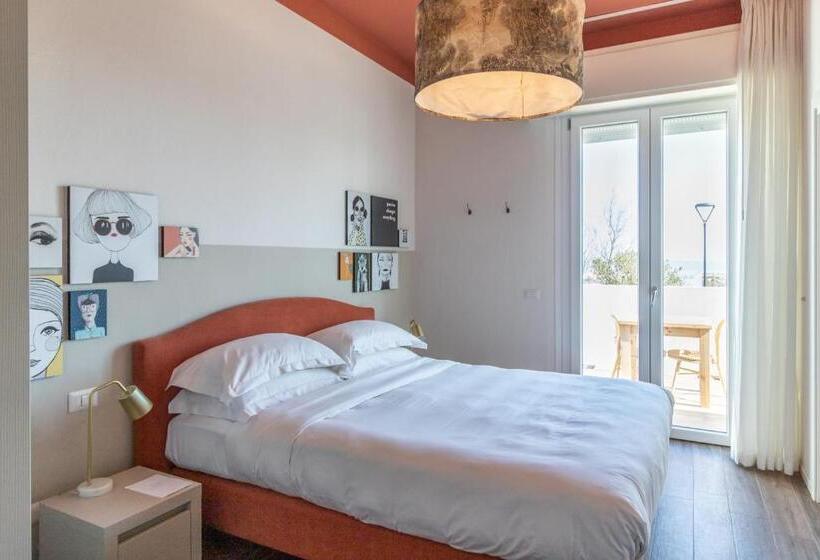 اتاق استاندارد با بالکن و چشم‌انداز دریا, Lu. B&b