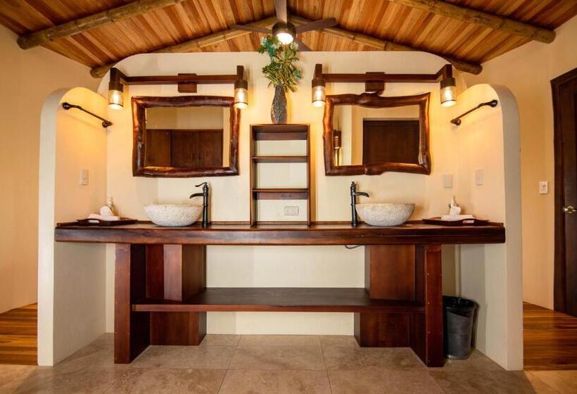 بنجلو قياسى, Selva Armonia Immersive Jungle Resort