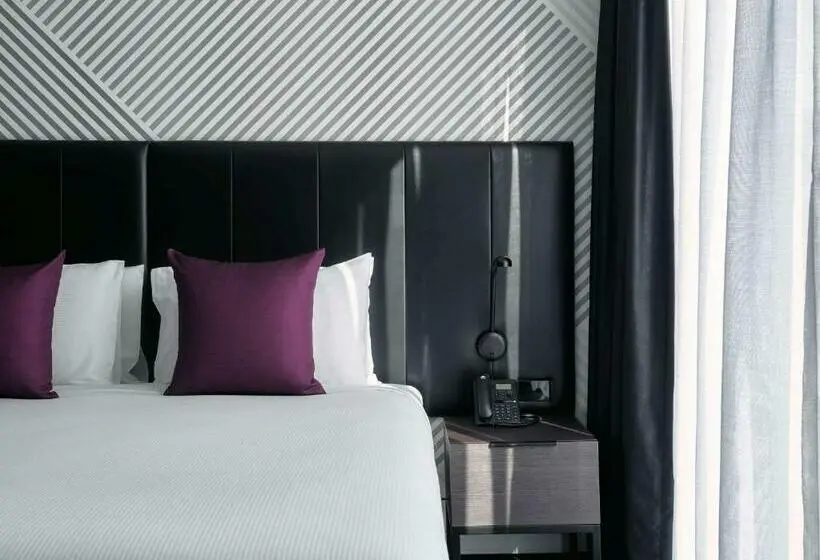 キングサイズベッドのスーペリアルーム, Movenpick Hotel Melbourne On Spencer
