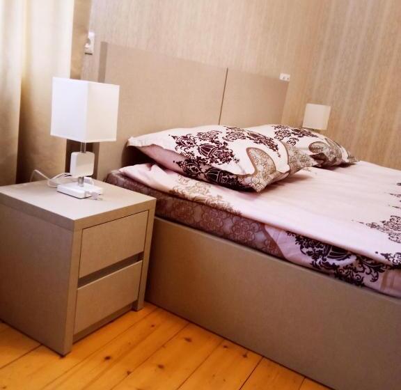 اتاق استاندارد سه نفره, Kizikis Kari