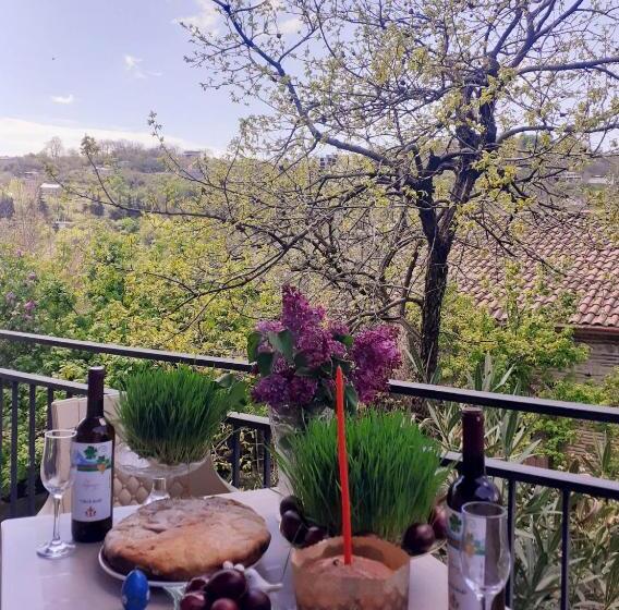 اتاق استاندارد سه نفره, Kizikis Kari