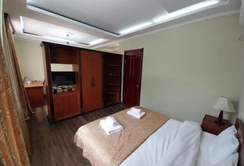 חדר דלוקס לשלושה, Aeetes Palace