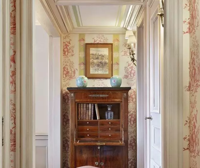 اتاق لوکس با چشم‌انداز, Airelles Gordes, La Bastide