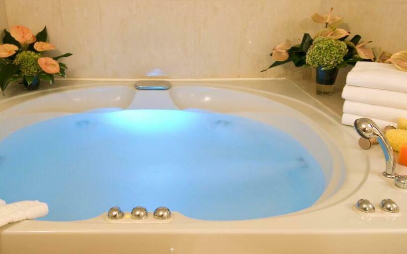 سوئیت با وان آب گرم, As Hotel Monza